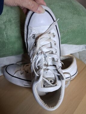 Converse Leather White Low Top Sneakers Womens Sz 9